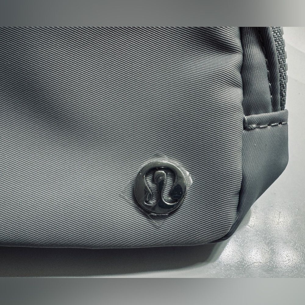 NWT Lululemon Everywhere Belt Bag Silver Drop Extended Strap Cute Hands Free - Picture 4 of 8